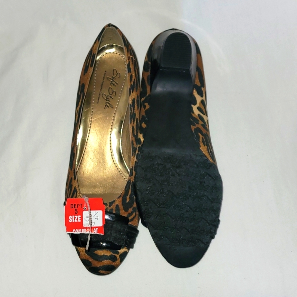 NWT Leapord pumps sz 5.5